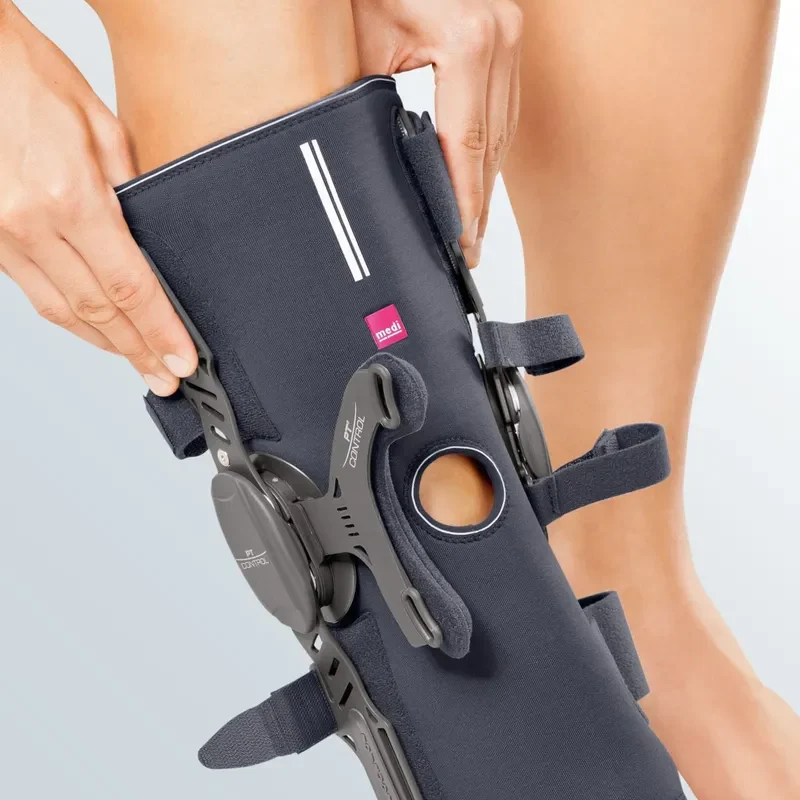 medi-pt-control-wrap-knee-brace-donning-detail-picture-m-80016.webp